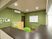 緑の壁が印象的な会議室