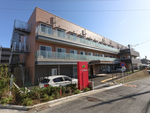 多階層の建物外観 外観 日当たりの良い清潔な建物です。職員として働くには快適な環境が整っています。