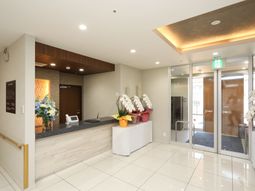 応接スペースの明るいエントランス