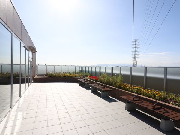明るい屋上の花壇付き