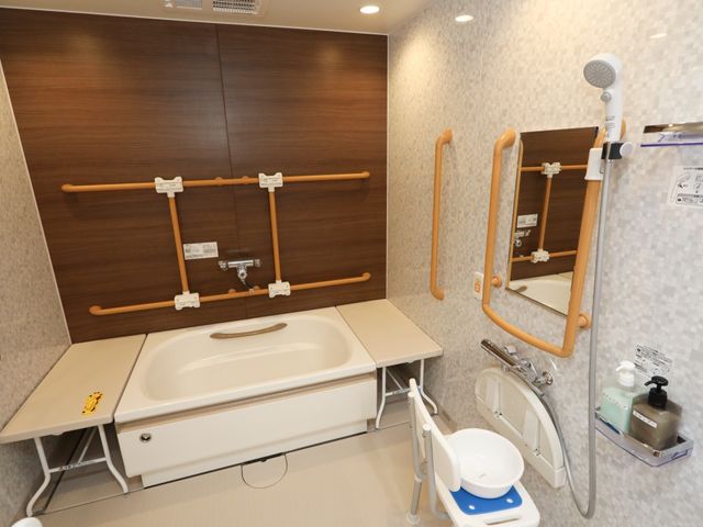 バリアフリー設計の洗面台 介護個浴室 清潔感あふれる洗面スペースです。手すり付きで安全にお使いいただけ、日々の身支度が快適に行えます。