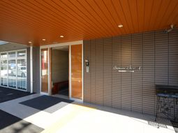 明るいエントランス外観