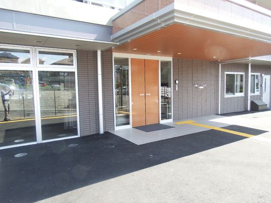 入口の自動ドアつき施設外観