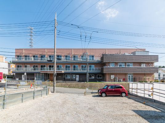 広々とした施設の外観