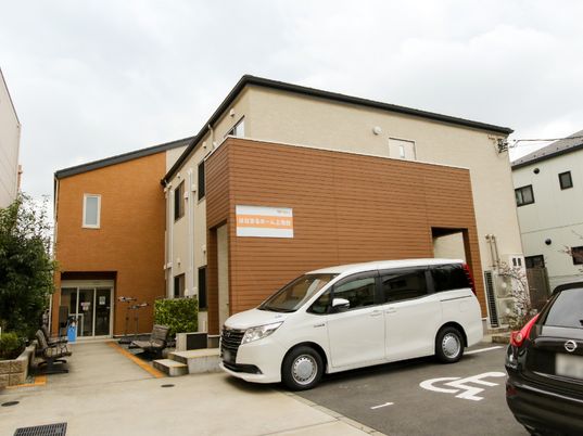施設の外観と駐車場