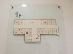 壁に掲示された平面図