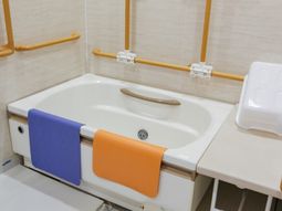 手すり付き浴槽