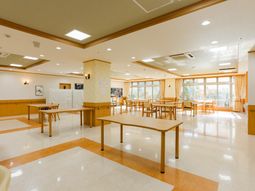 広々とした明るい食堂