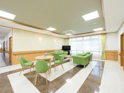 青い椅子のリビングルーム