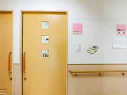 廊下の扉と掲示物