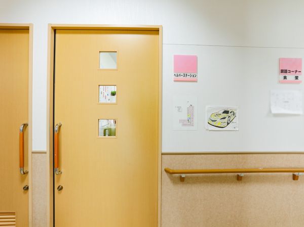 廊下の扉と掲示物