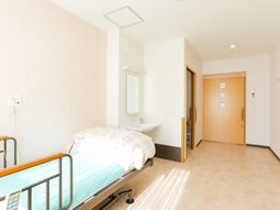 明るい個室の居室