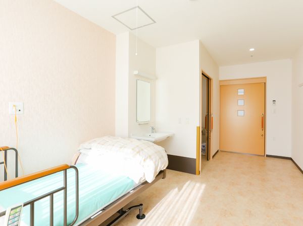 明るい個室の居室