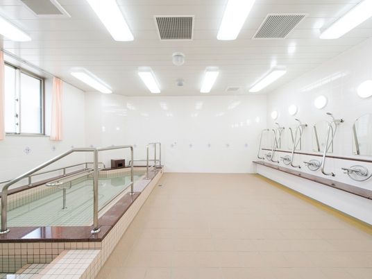 広々とした清潔な浴室