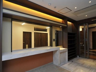 モダンな受付カウンター