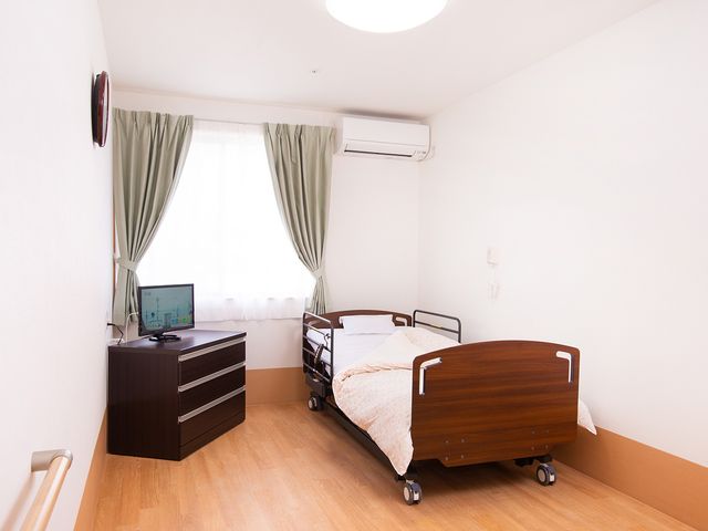広々と快適な居室 居室 大きな窓から自然光が差し込む明るい空間で、快適に過ごせます。シンプルで機能的なインテリアが魅力です。