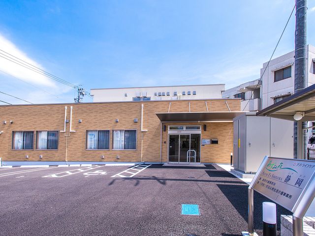 駐車場のある建物 外観 日当たりの良い建物は、広い駐車スペースを備え、多様な交通手段への対応が可能です。
