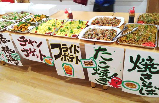 食事メニュー展示のテーブル