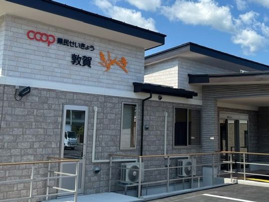 施設外観の玄関  