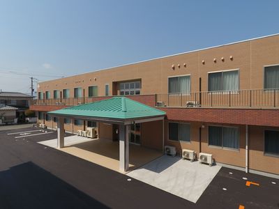 青い庇のある正面玄関