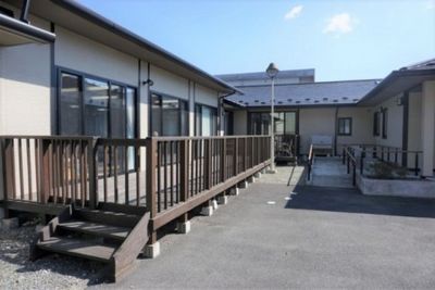 広々とした建物外観