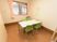 こじんまりとした談話室がある。白色の天板のテーブルの両側に、緑色の座面や背もたれの椅子が合計４脚置かれている。