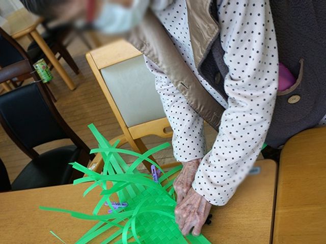 手仕事に熱中する様子 ダイニングルーム 手工芸を楽しむ方々の姿が見られます。和気あいあいとした雰囲気が魅力的です。