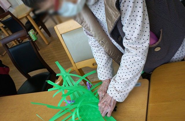 手仕事に熱中する様子 ダイニングルーム 手工芸を楽しむ方々の姿が見られます。和気あいあいとした雰囲気が魅力的です。