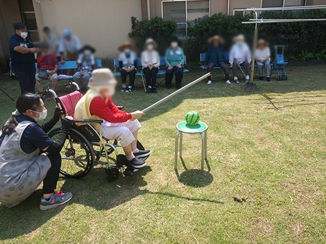 屋外イベント風景 庭 利用者様が楽しく参加する屋外のアクティビティです。お互いの交流を深める良い機会です。