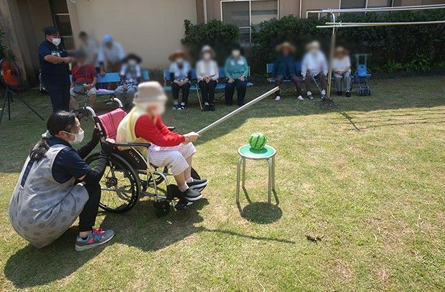 屋外イベント風景 庭 利用者様が楽しく参加する屋外のアクティビティです。お互いの交流を深める良い機会です。