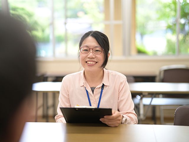 笑顔のスタッフと居室 居室 笑顔のスタッフが印象的な居室です。自然光が差し込み、心地よい空間です。