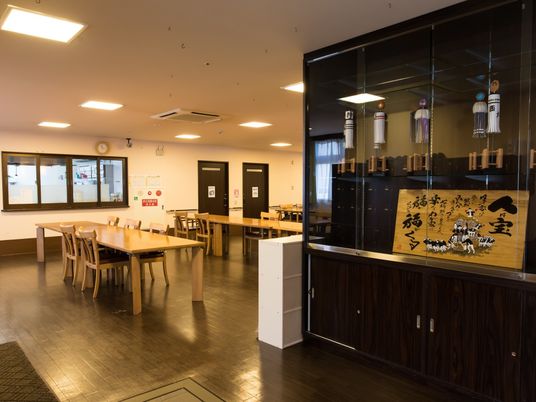 広々とした明るい食堂