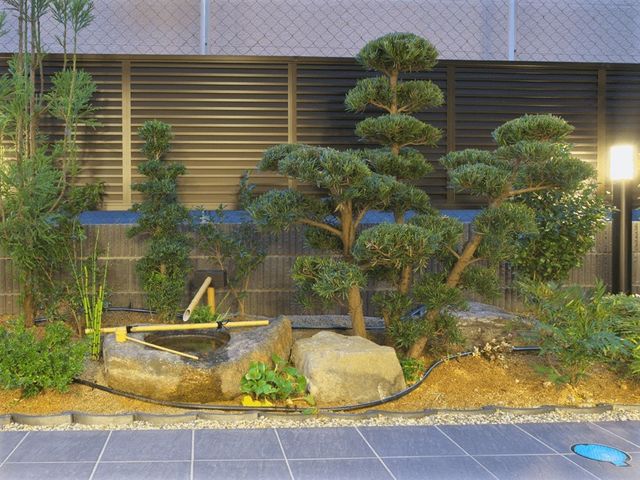 和風の静かな中庭 庭園 緑豊かな憩いの場所です。自然の風景を眺めながら、心安らぐ時を過ごせます。
