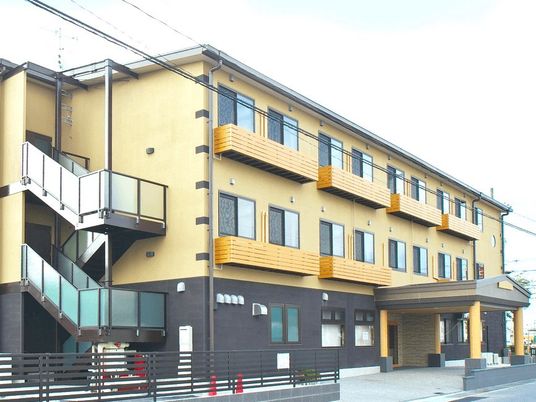 黄色い壁の建物外観