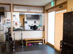 フロントカウンターと受付椅子