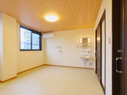 明るく広々とした居室