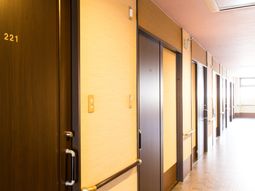 廊下に並ぶ居室の扉