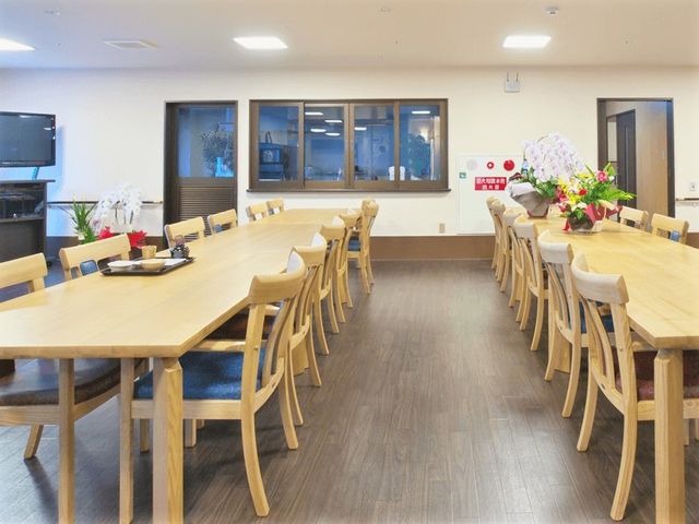 広々とした食堂空間 食堂 共有の食堂では、明るく開放的な雰囲気の中で食事を提供しています。丁寧に並べられたテーブルと椅子が、居心地の良い空間を演出しています。
