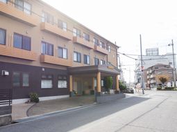 明るい外観の建物