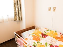 明るい個室の居室