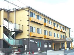 明るい外観の建物