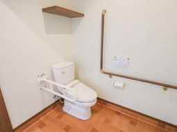 バリアフリー設計のトイレ