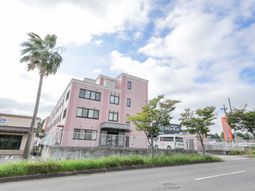 明るい外観の建物
