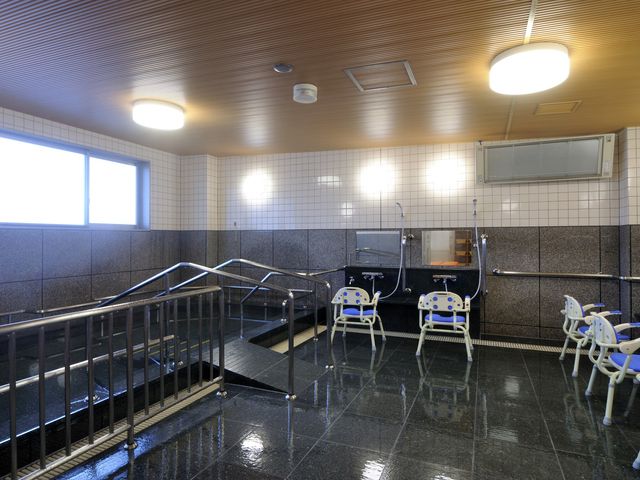 椅子が並ぶ浴室 浴室 手すりが充実した広々とした浴室です。安全に配慮され、使用する方が安心して入浴できます。