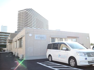 白い建物と配車された車