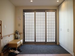 明るい玄関エリアの様子