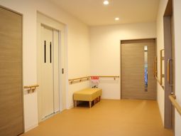 手すり付きの廊下の風景