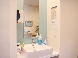 清潔な洗面台と鏡