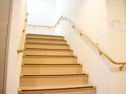 明るい廊下の階段