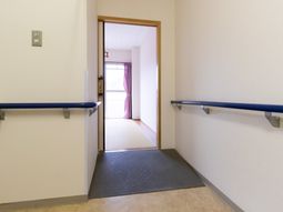 廊下の手すりと入り口